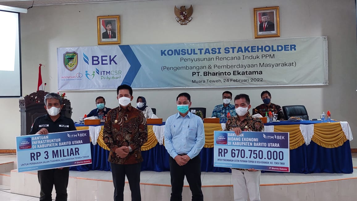 KONSULTASI STAKEHOLDER – Bupati Barito Utara H Nadalsyah dan Wakil Bupati Sugianto Panala Putra, Sekda Muhlis, Ketua DPRD Hj Mery Rukaini, Kepala BappedaLitbang H Jainal Abidin dan perwakilan managemen PT BEK saat pembukaan kegiatan konsultasi stakeholder program pengembangan dan pemberdayaan masyarakat, di aula BappedaLitbang, Kamis (24/2/2022)